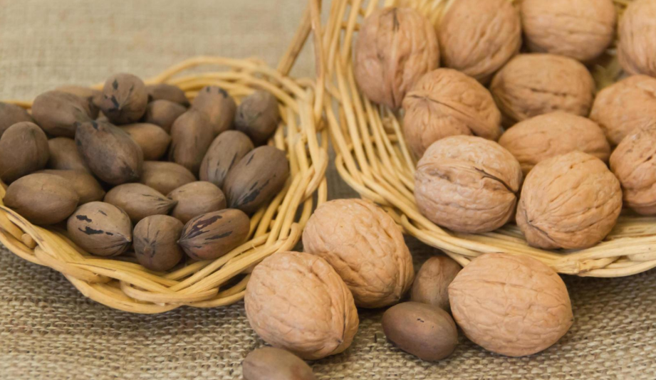 Walnuts vs Almonds